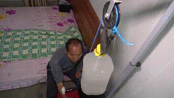 丈夫瘫痪妻子不离不弃撑起整个家,丈夫四肢瘫痪无力坐轮椅