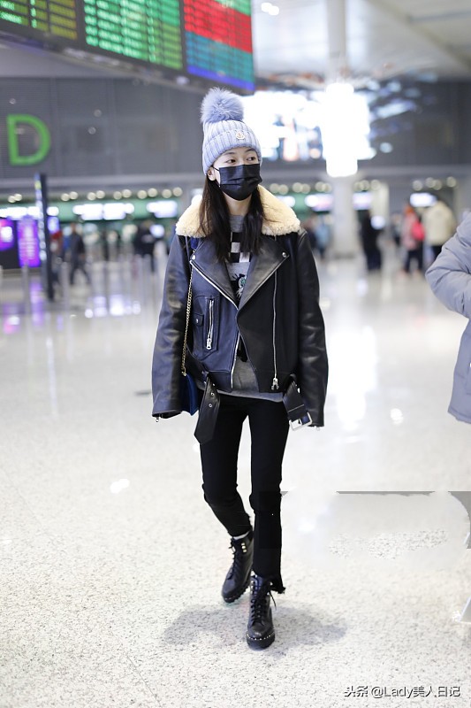 吴谨严的皮草夹克忒帅气了！全身黑显身材，但这蓝色针织帽好萌啊