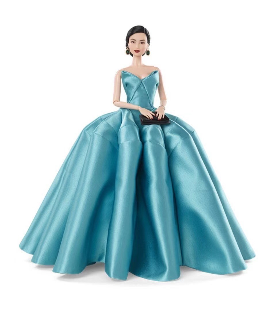 刘雯芭比娃娃的视频,刘雯芭比时尚秀