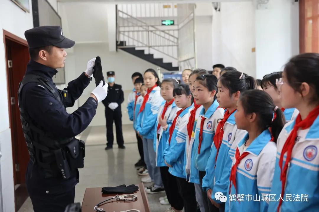 在孩子们的心中种下一个法治梦——山城区法院邀请第八小学学生参加“法院开放日”活动