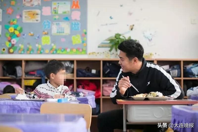 大连高校师生感动视频,这两位教师感动中国