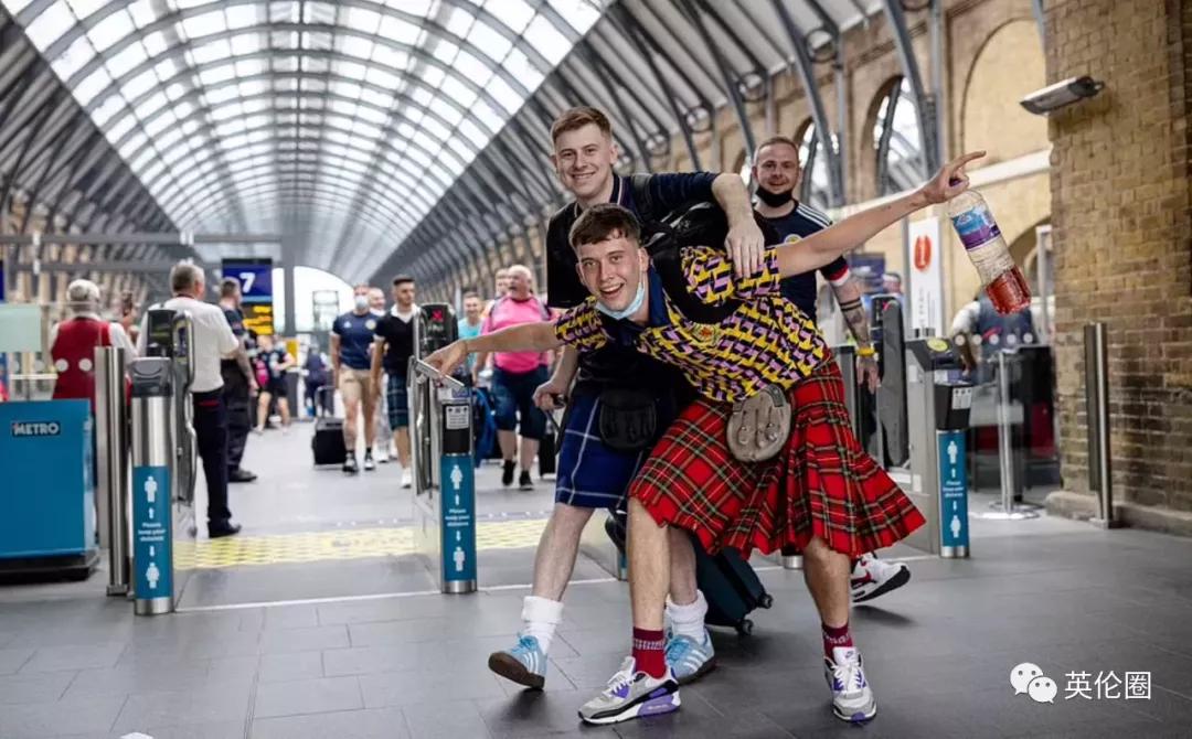 街头斗殴、醉酒裸奔...一大波短裙男子不顾警告涌入伦敦