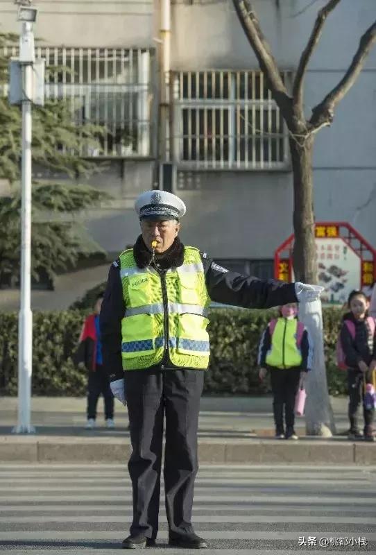 59岁了还在指挥交通！他已经从“蜀黎”变成了“爷爷