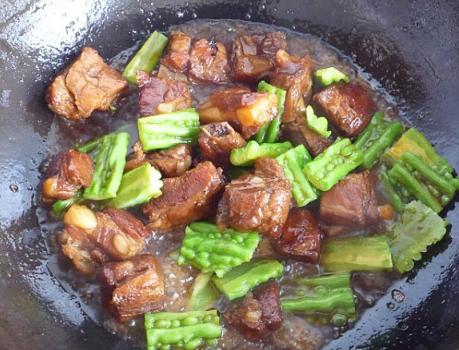 烧排骨加土豆,大厨教你烧排骨