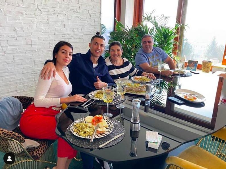 c罗乔治娜让c罗回家,c罗是怎样与乔治娜相爱