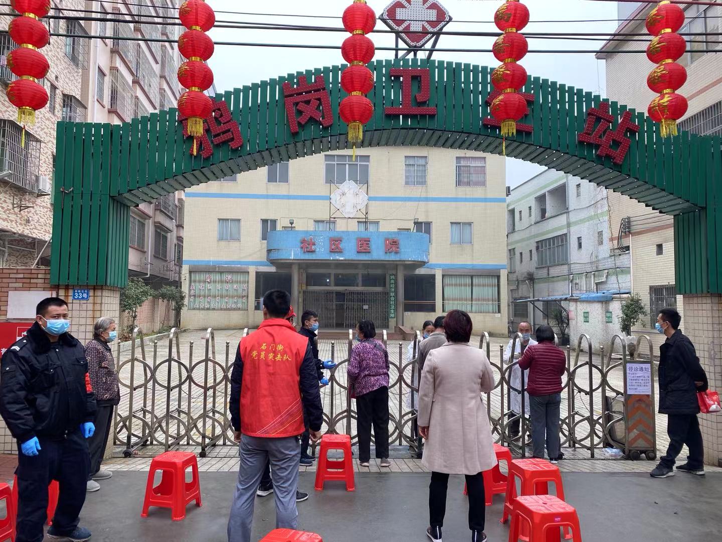 白云|年事已高,疫情期间不便出门?别担心,“红马甲”为你服务