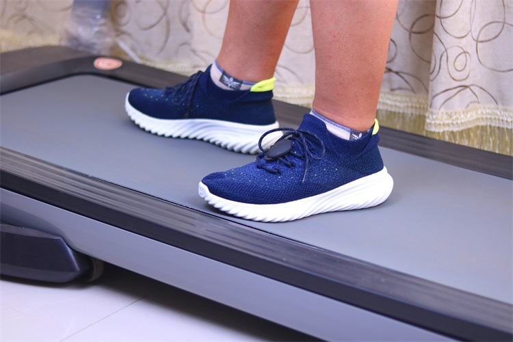 穿袜子是一种什么体验,穿袜套的鞋