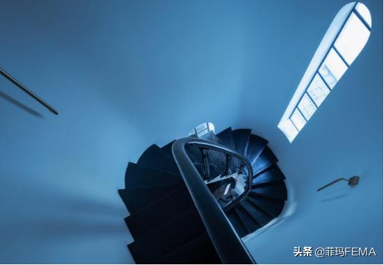 教堂里重生的钢铁建筑，全上海最美的诗歌书店