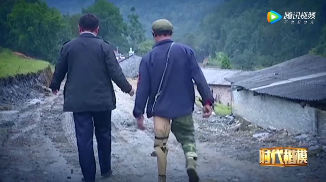 一个标准的军礼彰显崇高的敬意,这个特殊的军礼令人泪目