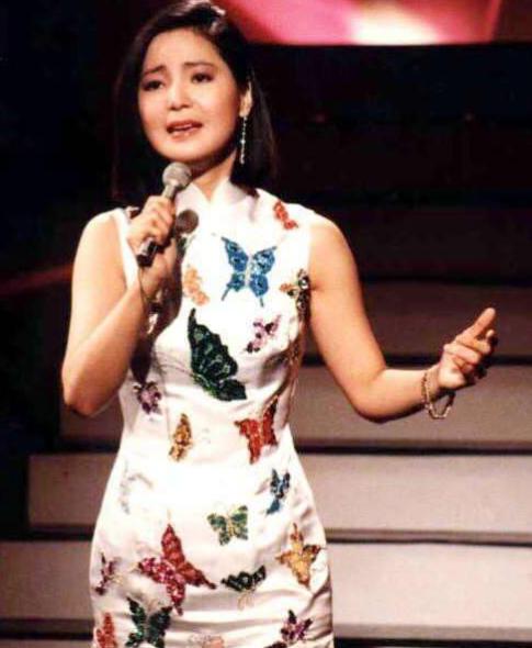 邓丽君一人一首成名,邓丽君年轻时唱歌