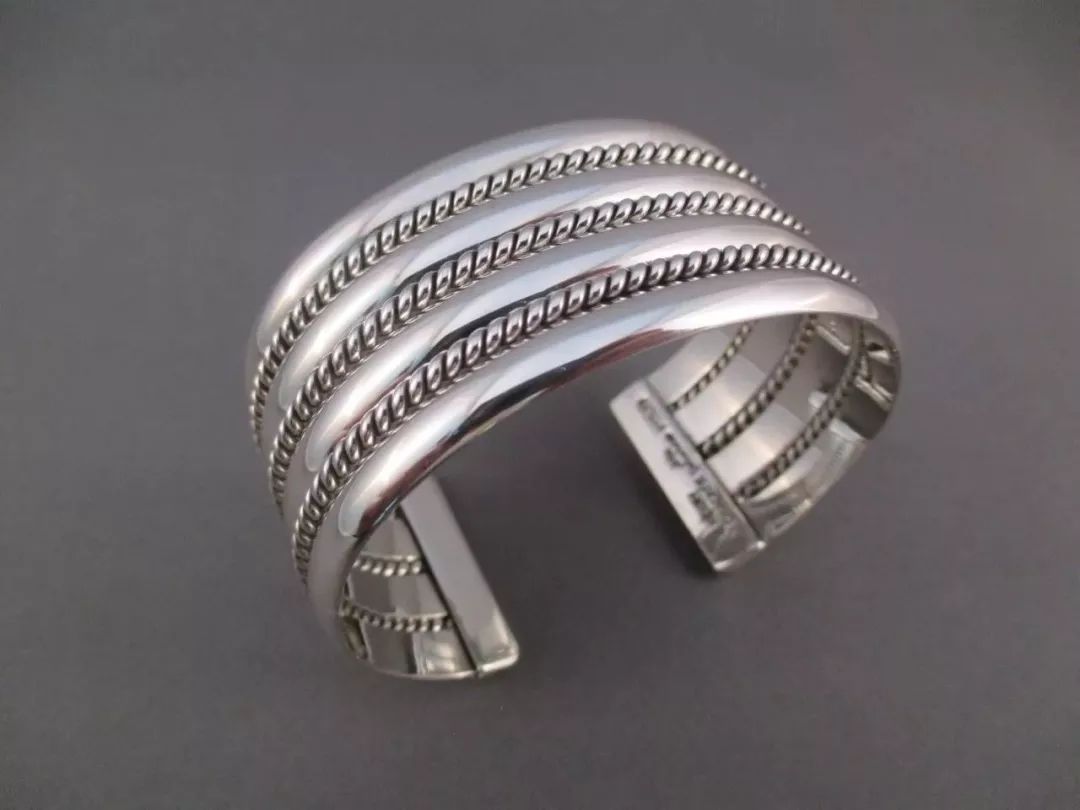 命里金字多的人本命年戴什么护身,右手带银有什么讲究