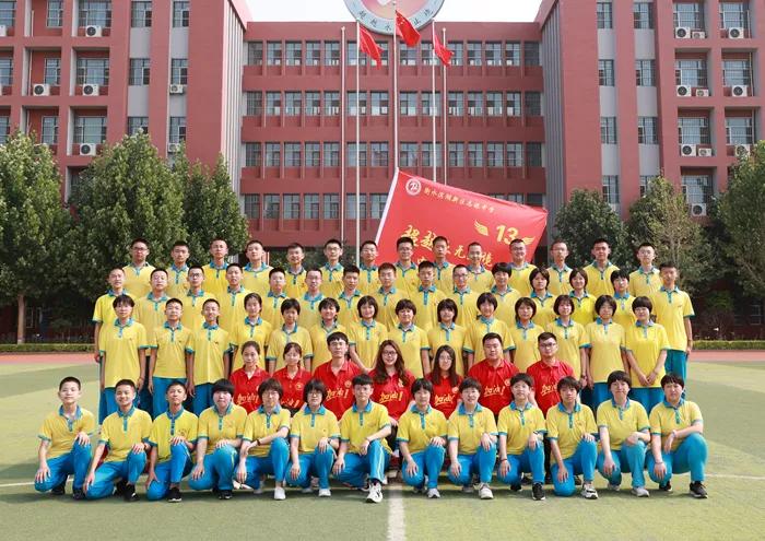 凝聚集体力量的班徽,团结友爱拼搏进取班徽