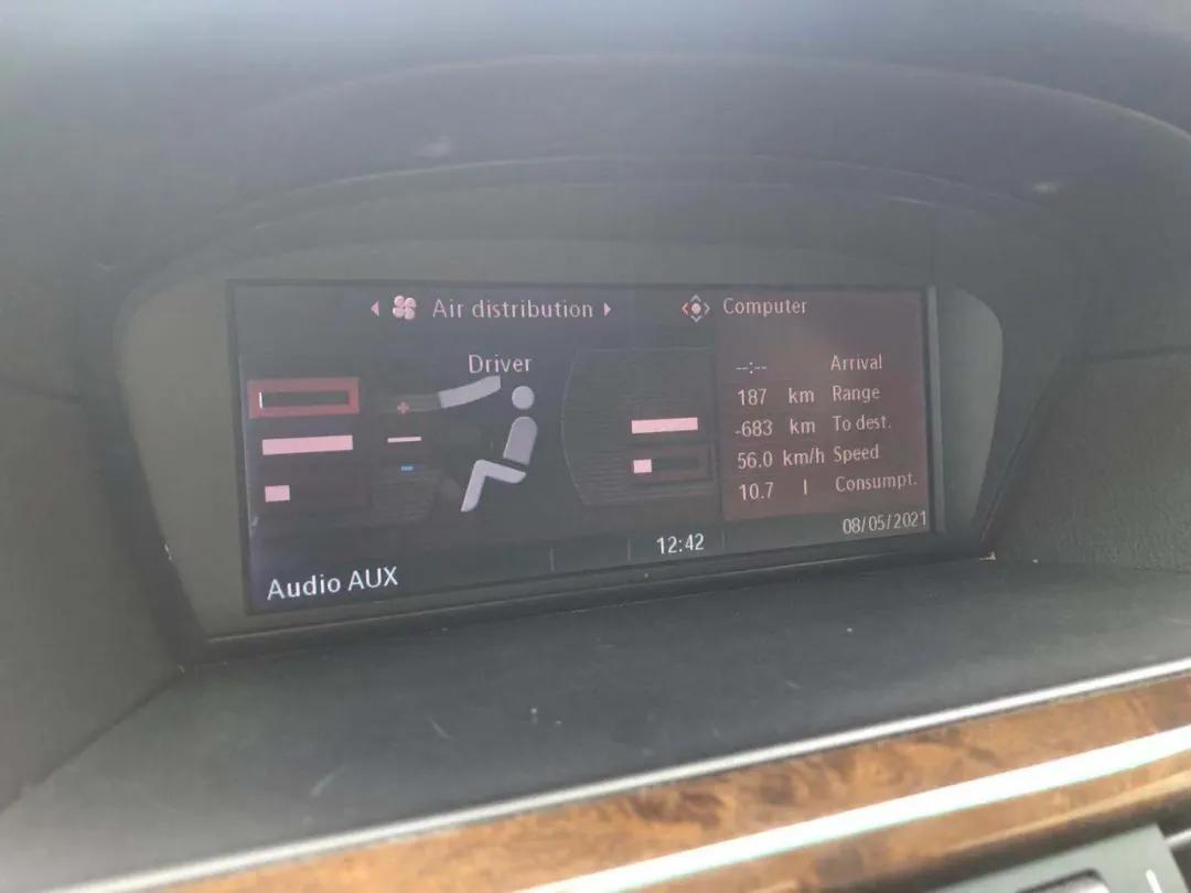 我，月薪2300，买了一辆巴伐利亚味的行政级轿车