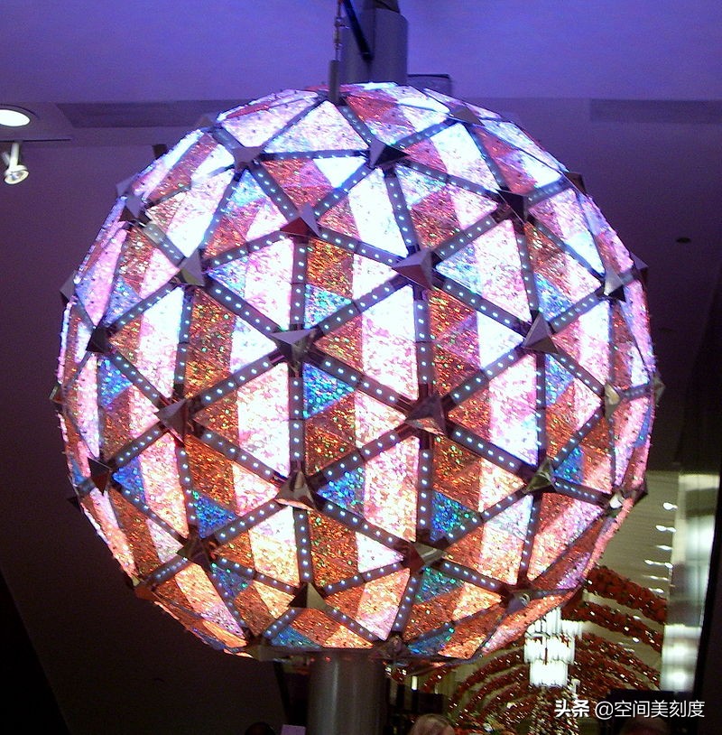 为何企业喜欢扎堆到美国时代广场打中文广告？还有微商和流量明星