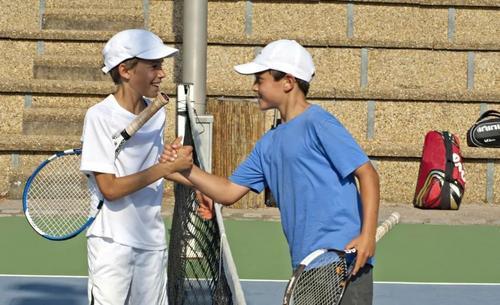 地铁上姐弟俩的坐姿图,姐弟俩地铁坐姿视频