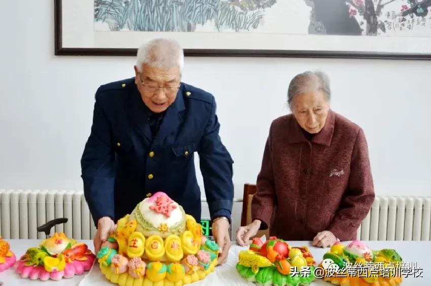 陈红林校长重阳节前夕为东方颐养中心的老人送去福寿花饽饽