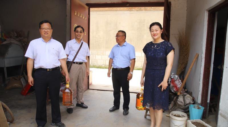 情系家乡献爱心回馈桑梓见真情,情系桑梓行善举捐资助学惠民生