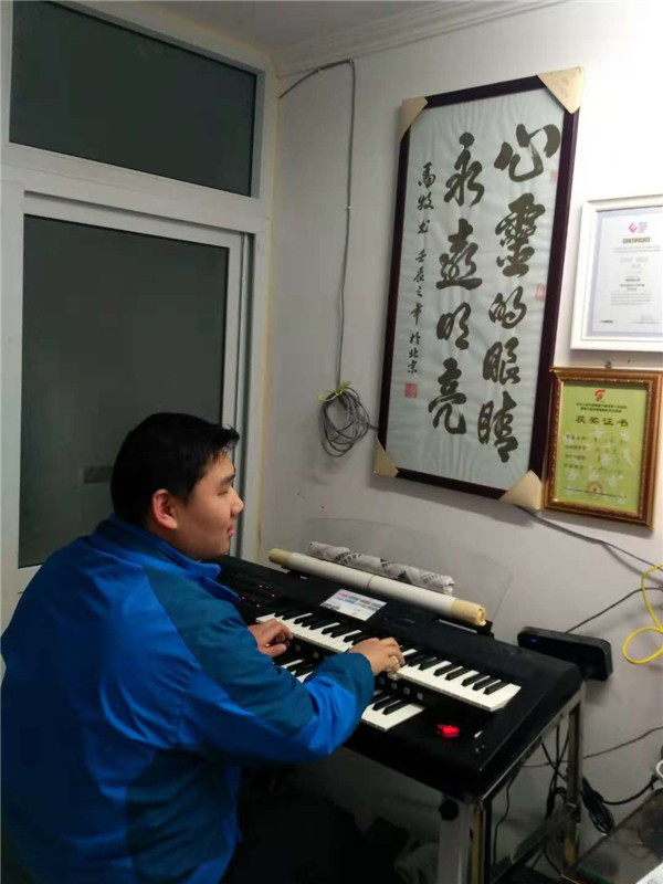 双排键电子琴盲人少年程东昊用音乐打开“世界”之窗