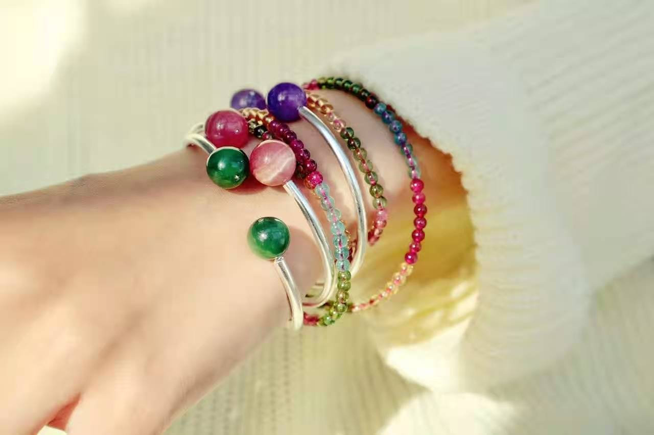 白底青手镯适合多大年纪戴,碧玉手镯适合多大年纪戴