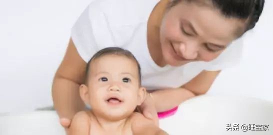 每次洗澡宝宝都要跟着怎么办,孩子每次洗澡起来都哭闹怎么回事