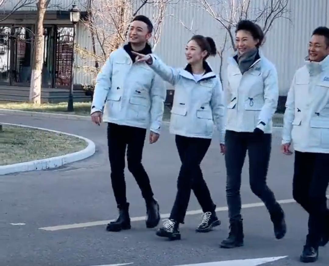 任鲁豫与康辉照片对比,康辉任鲁豫国家主持人方队