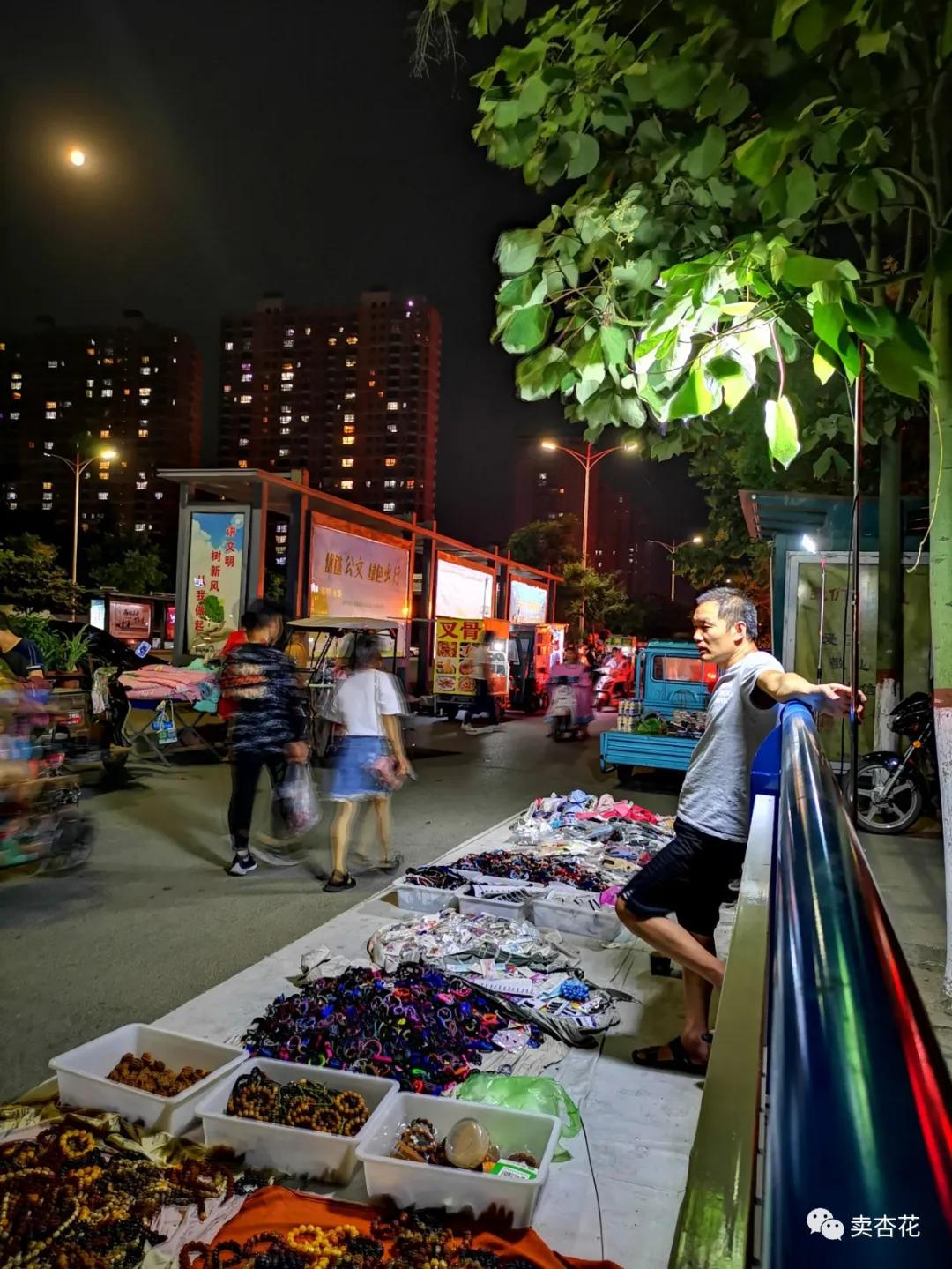 南阳街头，有个40岁的男人正努力讨生活