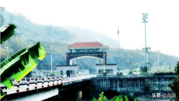 副连长发现，越军阵地细微变化：昨天插的伪装，今天蔫了