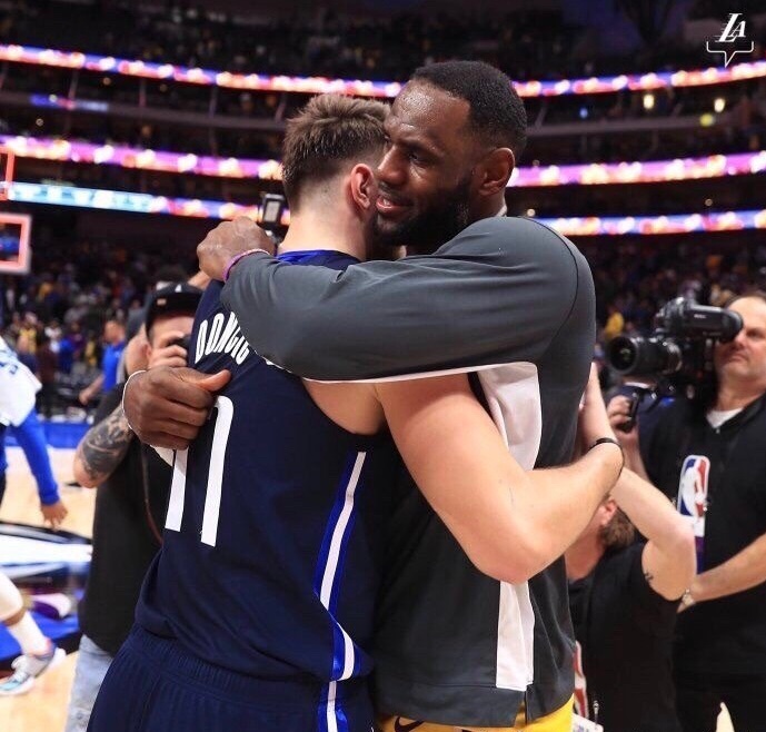 2019东契奇对阵湖人,东契奇对阵湖人差点受伤