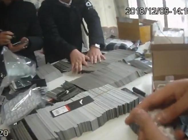 父子卖假酒,父子俩合伙卖假货骗人