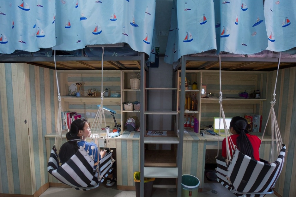 大学刚开学，学生就被舍友针对，半夜在论坛哭诉，学姐：活该