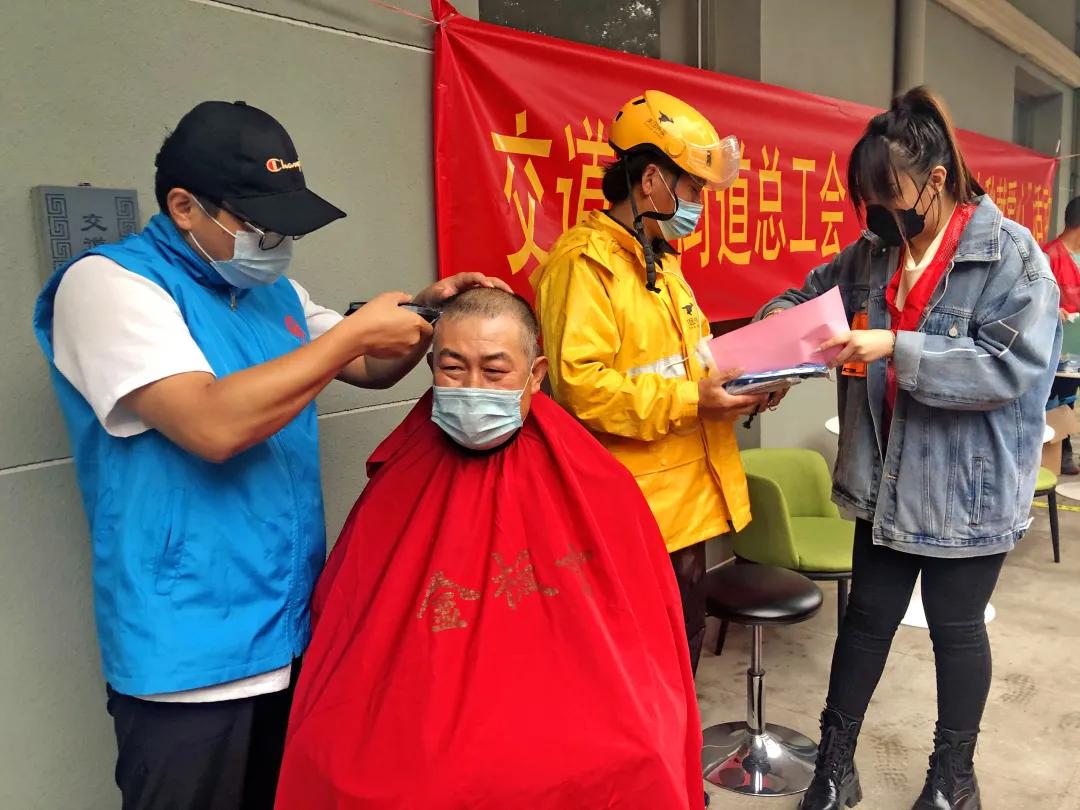 “暖‘新’在行动·中秋献爱心”区总工会联合多部门服务新就业群体（二）