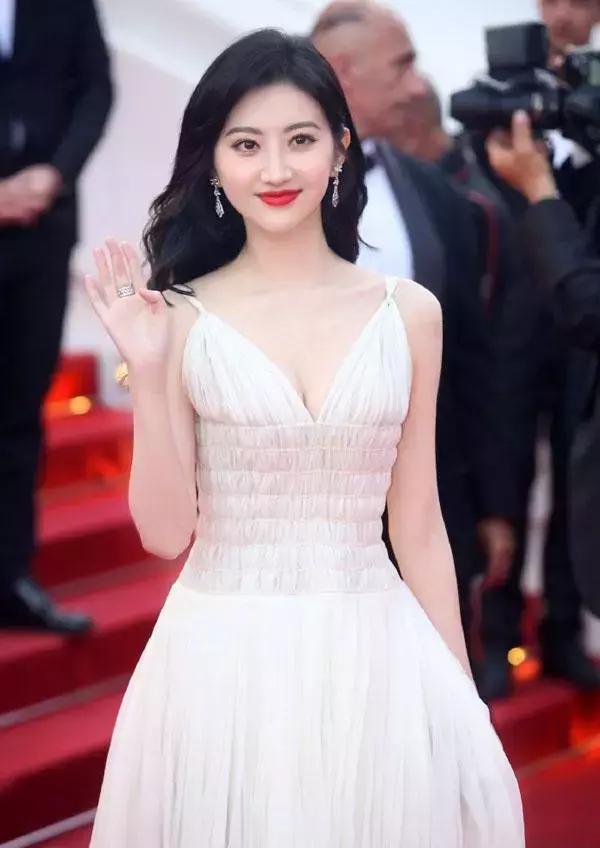 五万块戛纳红毯大礼包:接车、化妆、拍照一价全包！