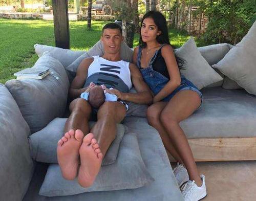 国足虽说球技差，找媳妇眼光一个比一个毒，颜值身材双在线