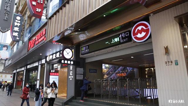 这店，客人提行李箱去吃