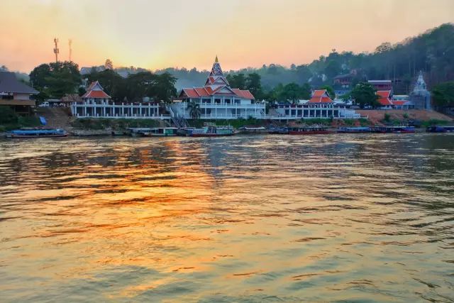 日本防疫钻石公主号邮轮,日本钻石公主号邮轮海上漂多久