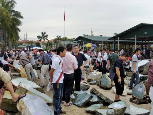 赌石倾家荡产家破人亡,赌石一刀穷一刀富结局