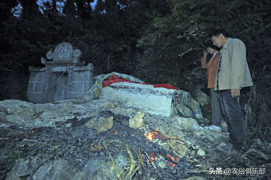 农村丧葬习俗：从选择坟地打井坑到葬后祭祀，这4件事需要多注意