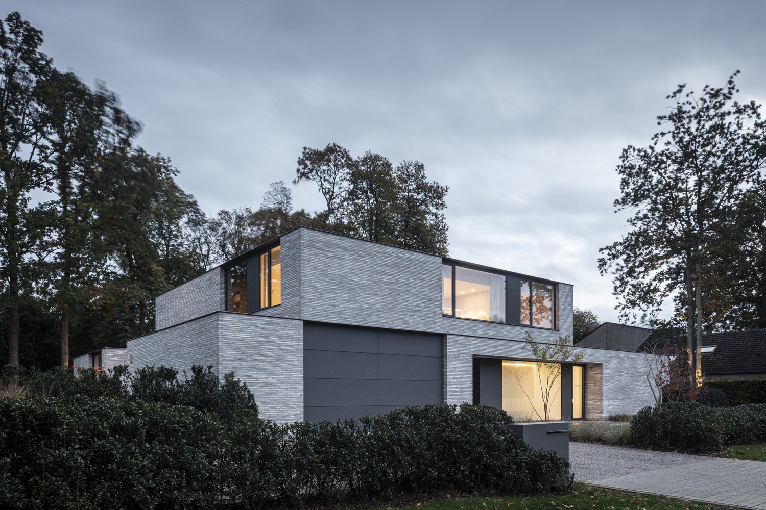 住宅设计：整个一楼都做成了落地窗，这栋别墅的结构太特别了