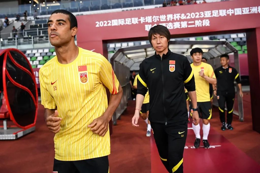 中国男足该不该骂,中国男足被骂的视频