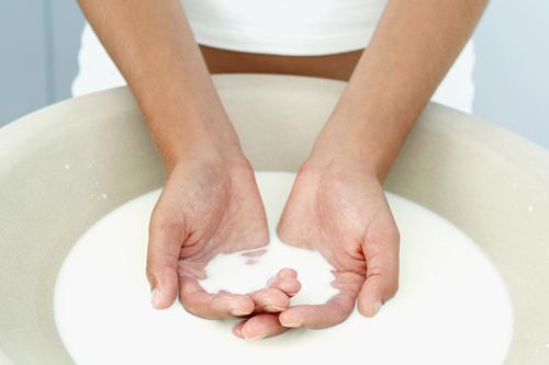 牛奶能敷脸能让皮肤变白吗,牛奶能滋润皮肤吗