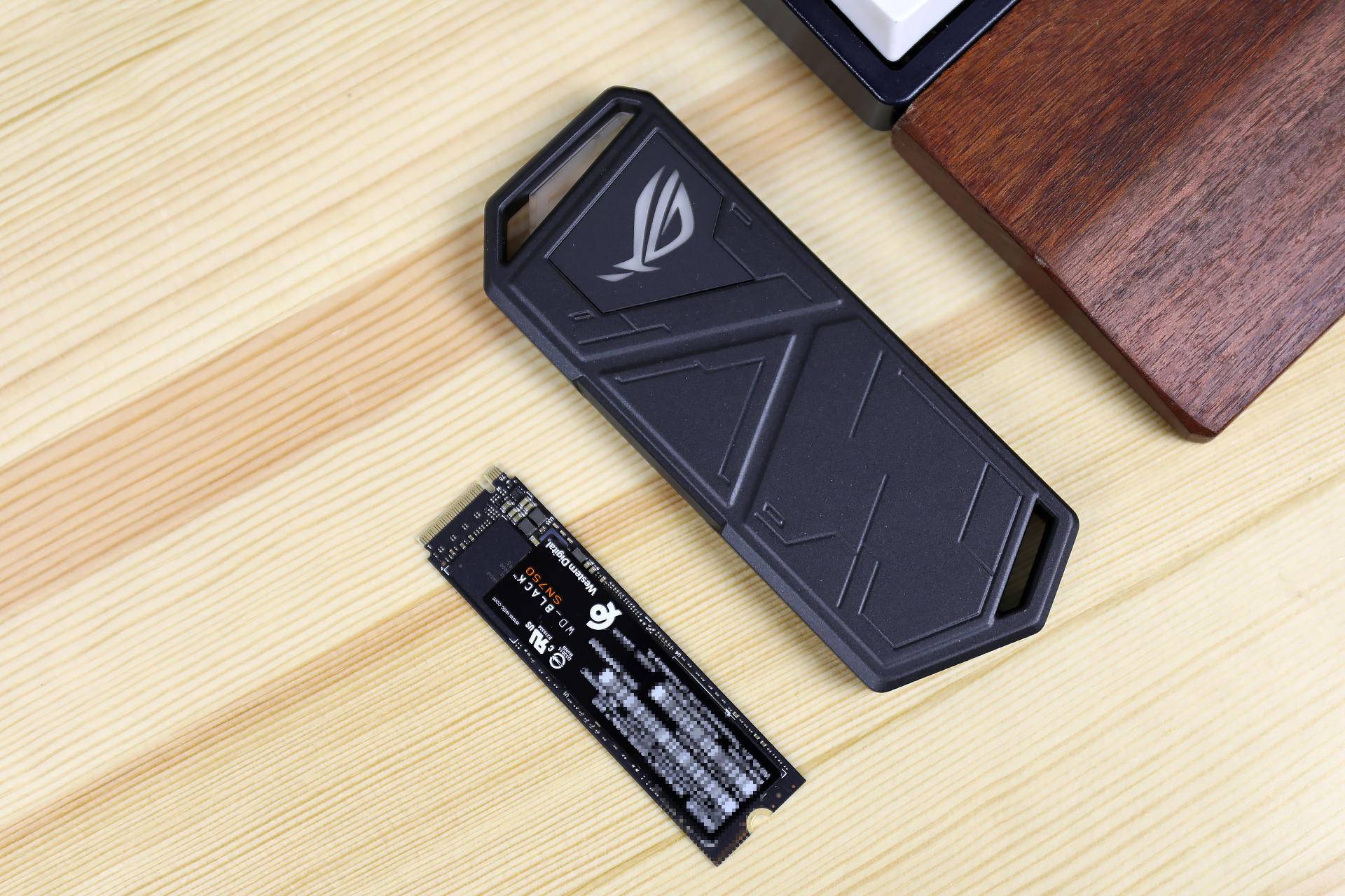 既要高速也要炫酷，ROGSTRIXARION固态硬盘盒评测