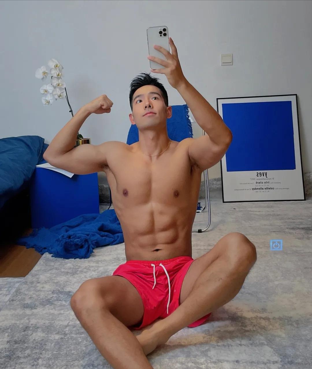 体育生肌肉身材,肌肉体育生秀腹肌