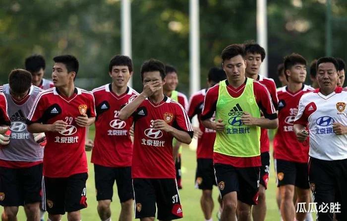 美团、清华、国足、跑3000米谁能赢，看看体育老师怎么说