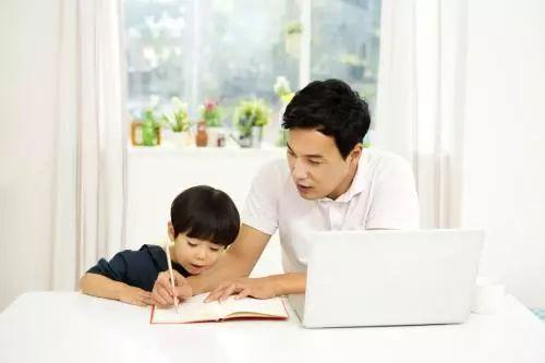 爸爸严厉的惩罚儿子视频,严厉的爸爸惩罚小孩跪搓衣板