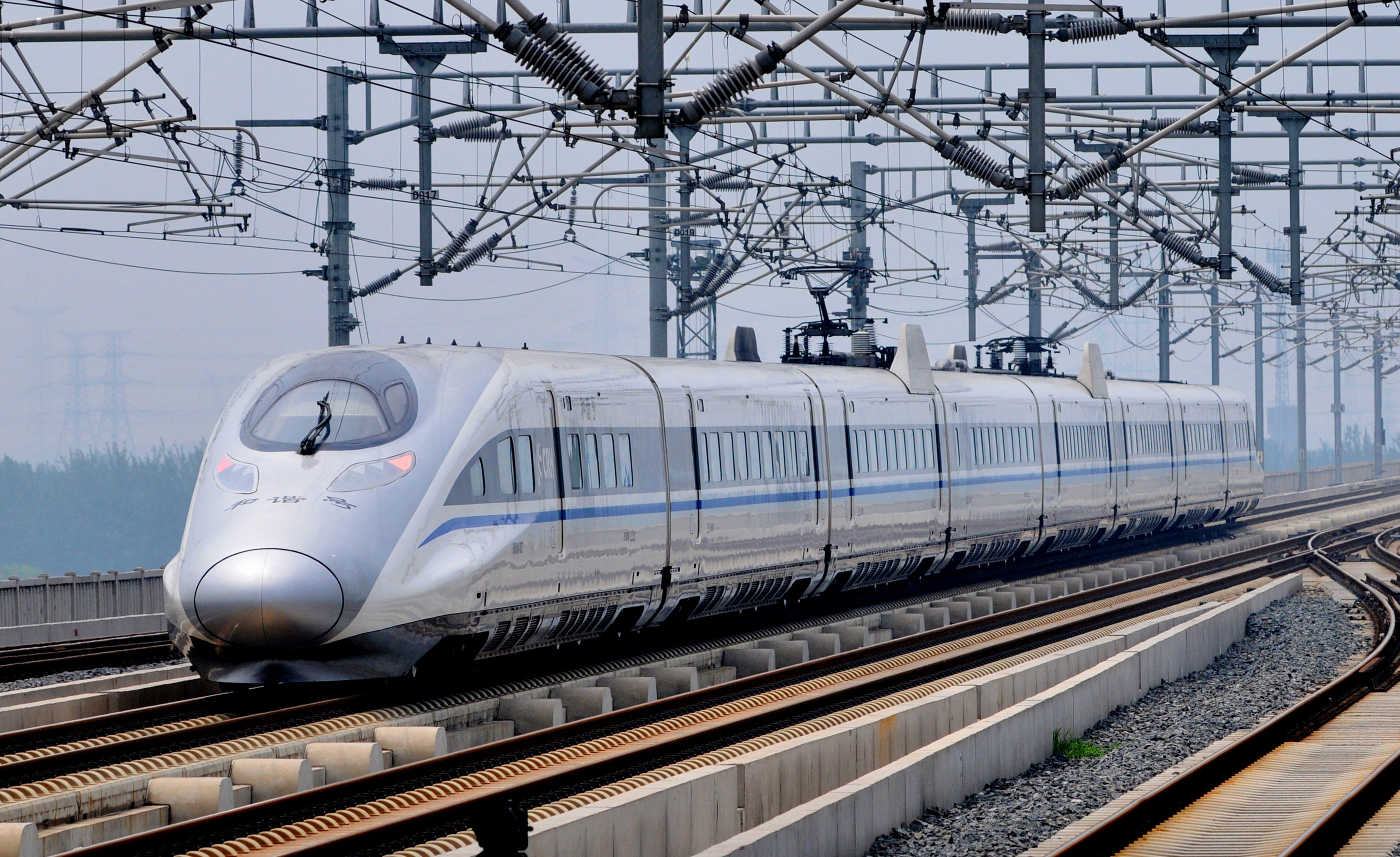 为什么火车铁轨下面要铺碎石子,为什么铁轨下面要铺轨枕和石子