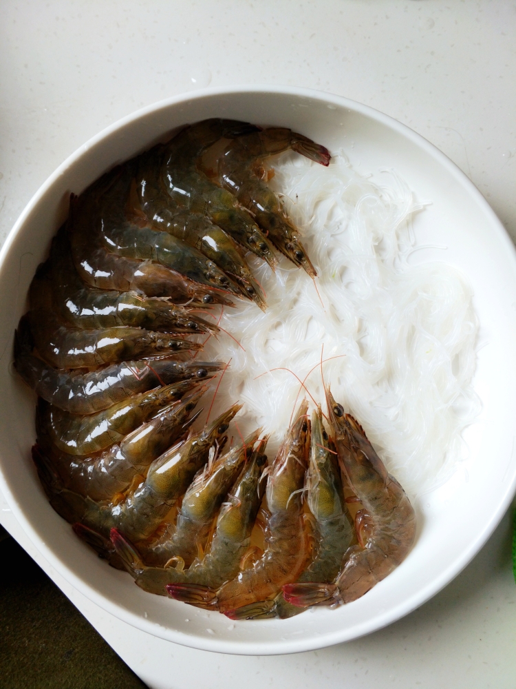 自己下厨做花甲鲜虾生蚝粉丝煲,小白锅做蒜蓉花甲粉丝煲家庭版
