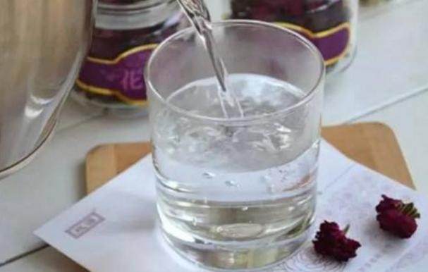 苏打水与矿泉水有什么不同,弱碱性矿泉水跟天然苏打水一样吗