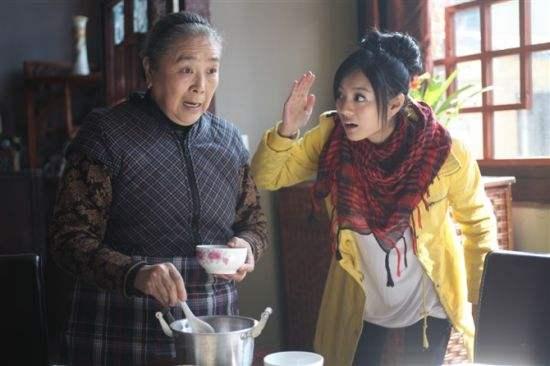 老公的奶奶背着我偷吃东西,发现原因后,我抱住奶奶痛哭