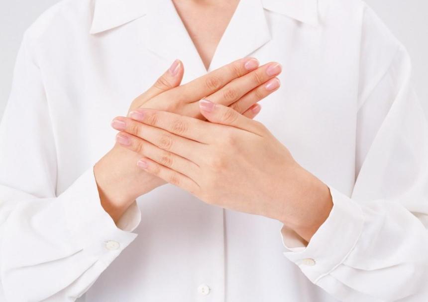 脓性指头炎的患者，指尖发痛发热，并无遗传性，早发现早就医