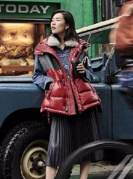 冬天时尚白色羽绒马甲穿搭,时尚百搭高档羽绒马甲穿出气质